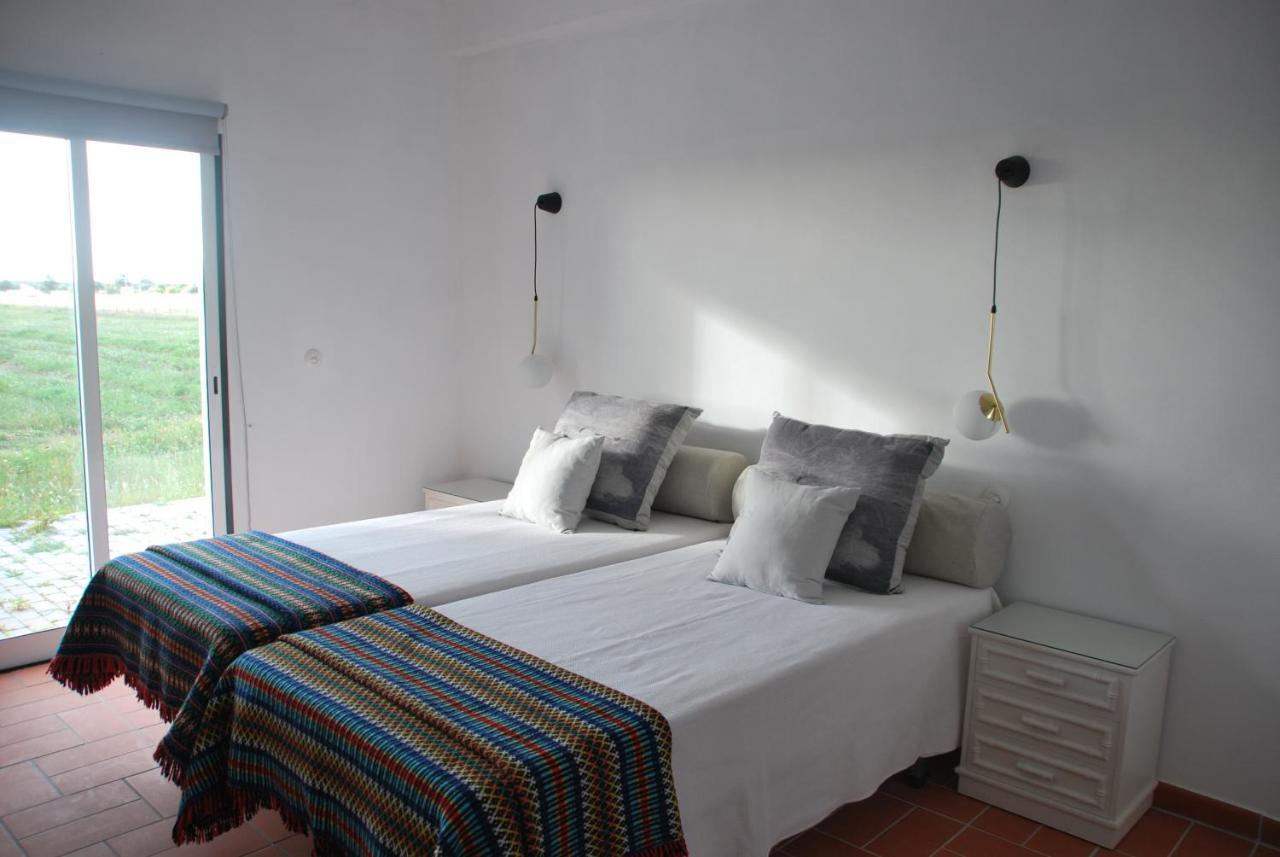 Monte Ramos Guest House เฟอเฮรา โด อเลนเตโจ ภายนอก รูปภาพ