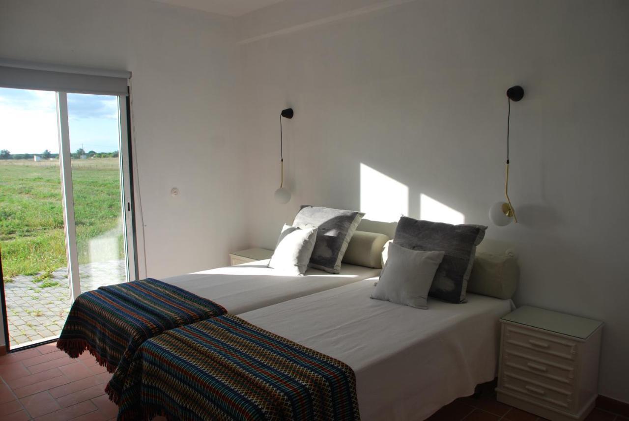 Monte Ramos Guest House เฟอเฮรา โด อเลนเตโจ ภายนอก รูปภาพ