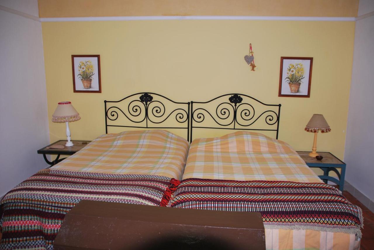 Monte Ramos Guest House เฟอเฮรา โด อเลนเตโจ ภายนอก รูปภาพ